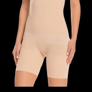 NWT Assets By Spanx Shaping High Waist Shorts‎ Size Medium